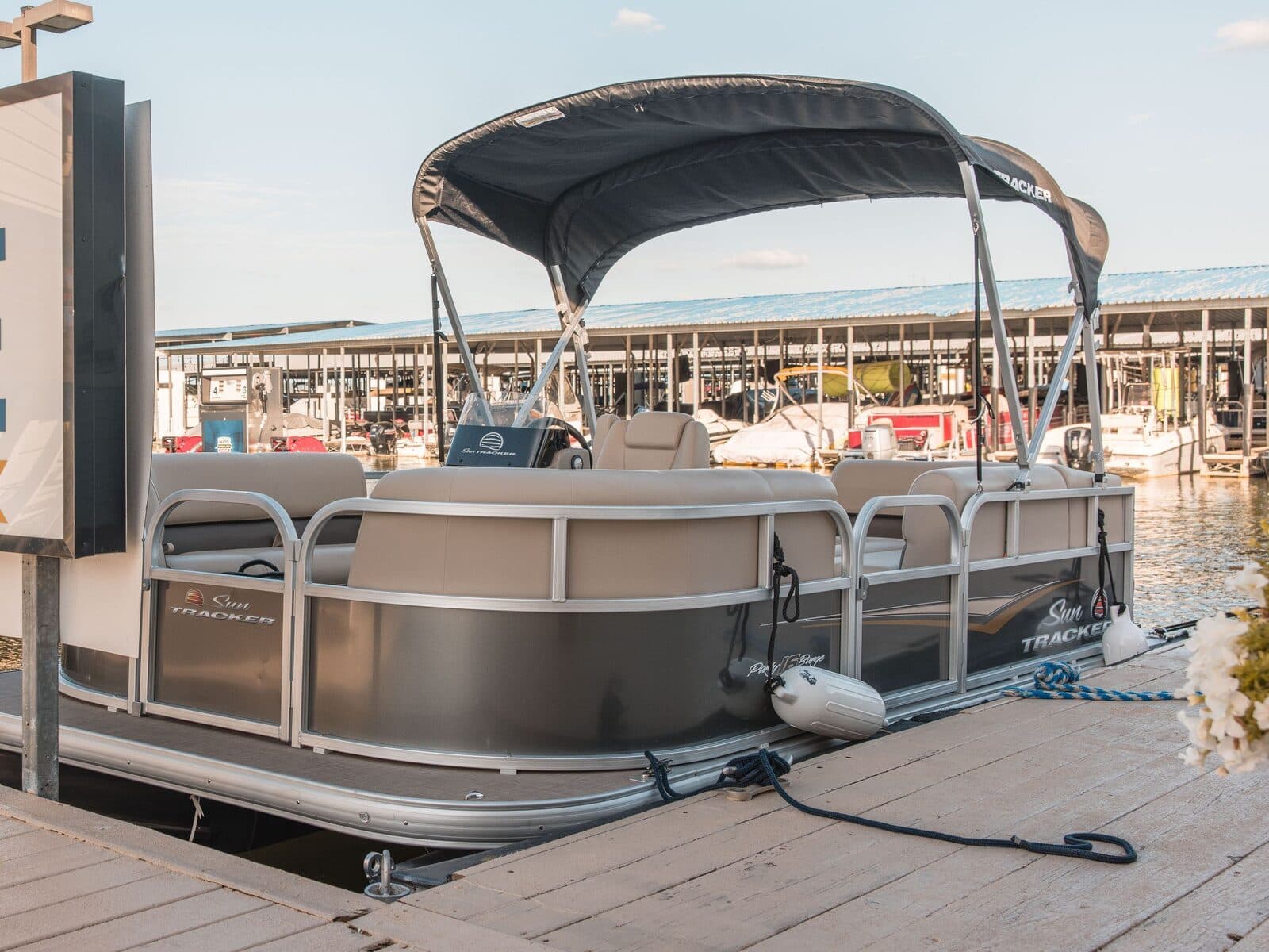 Sun Tracker Party Barge 16 DLX 4