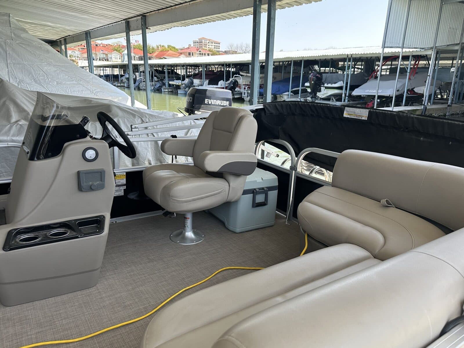 Sun Tracker Party Barge 16 DLX 3