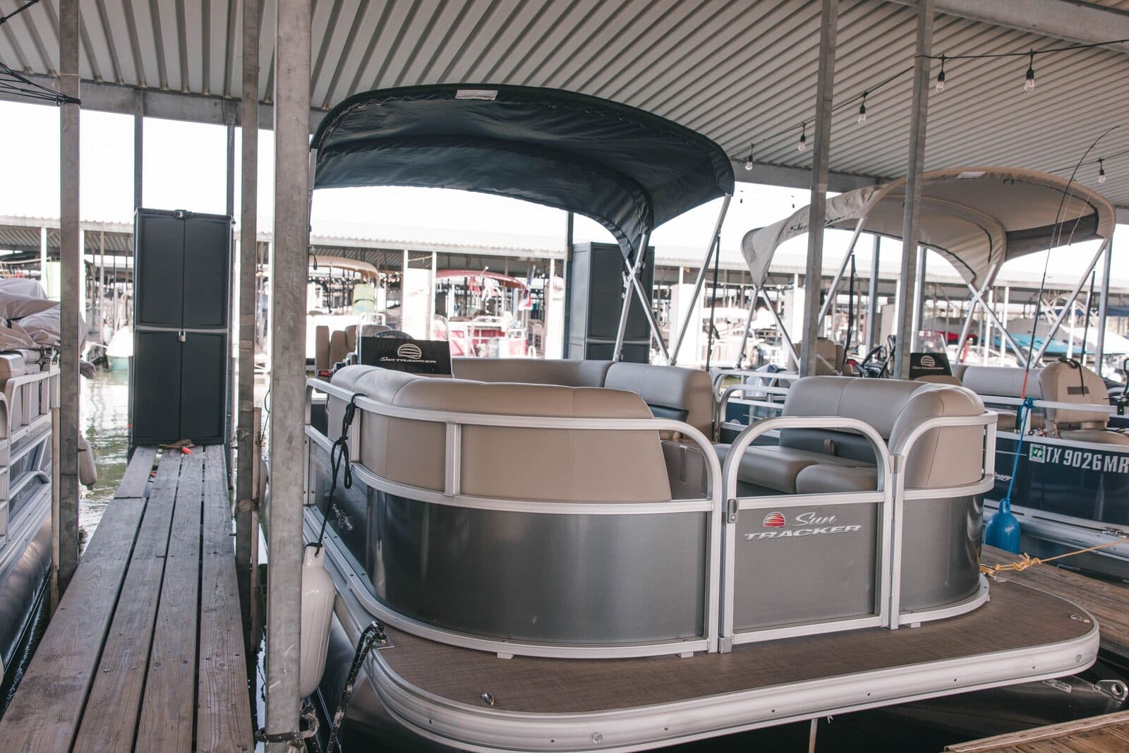 Sun Tracker Party Barge 16 DLX