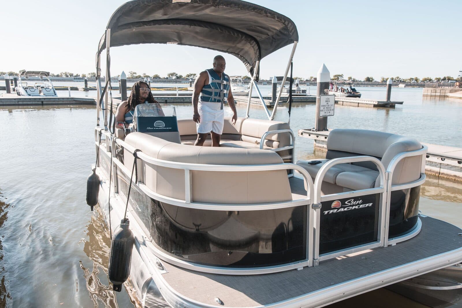 Sun Tracker Party Barge 16 DLX